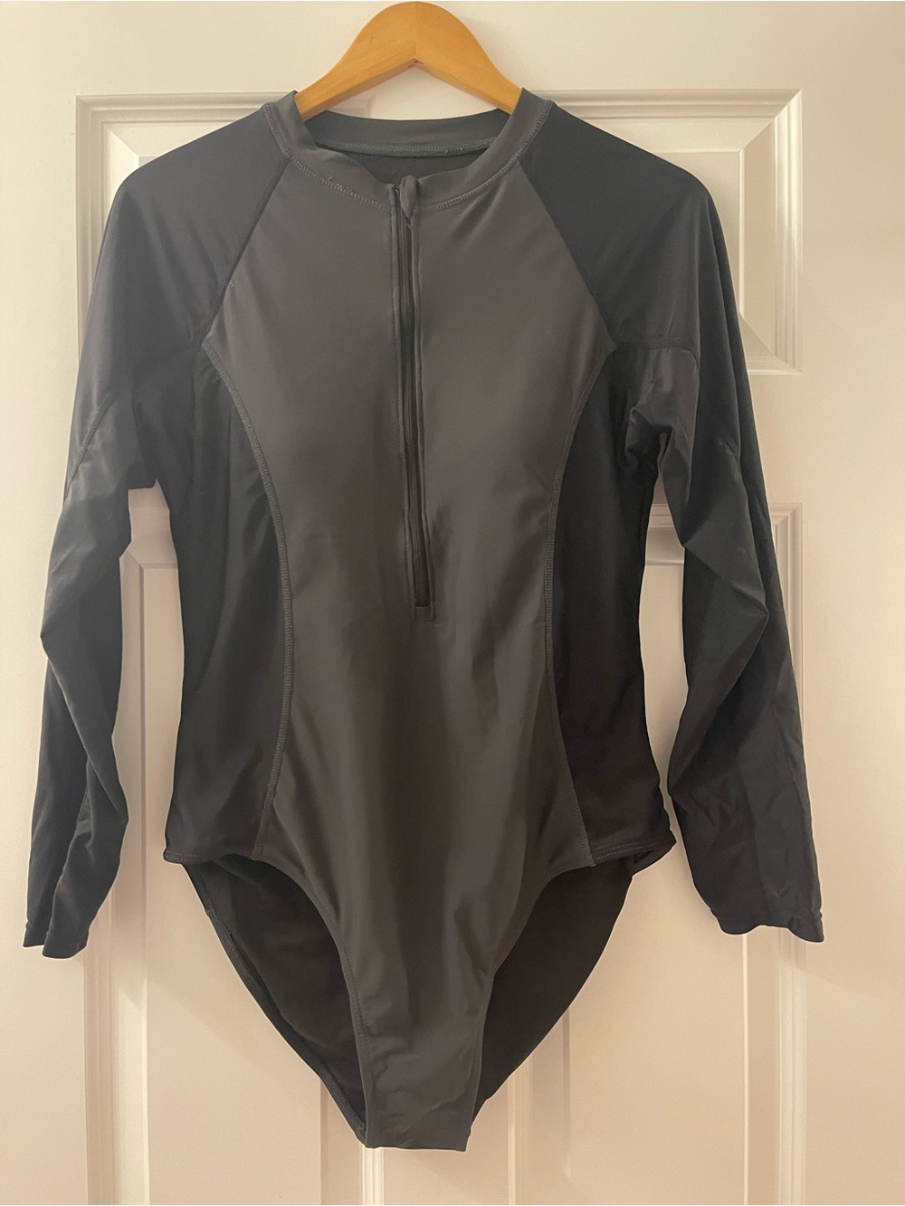 Long-sleeve one-piece bathing suit and swim skort/skirt XL - Picture 3 of 4